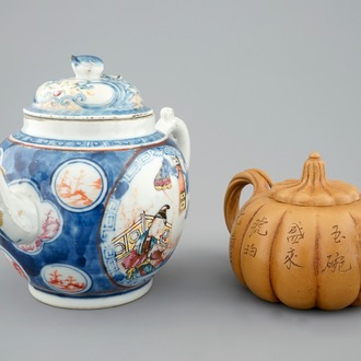 Een Chinese famille rose theepot, 18e eeuw en een Yixing theepot, 19/20e eeuw